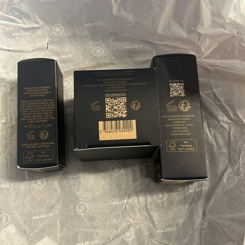 Guerlain Paris Beauty Bundle and Pouch - Picture 4 of 12